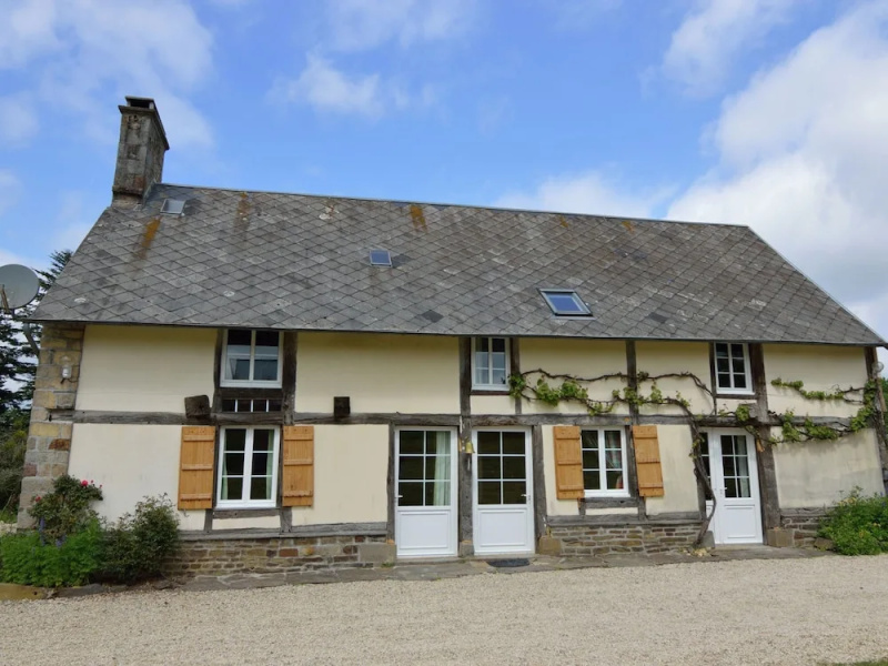 Pleasant Holiday Home in Isigny-le-buat With Garden