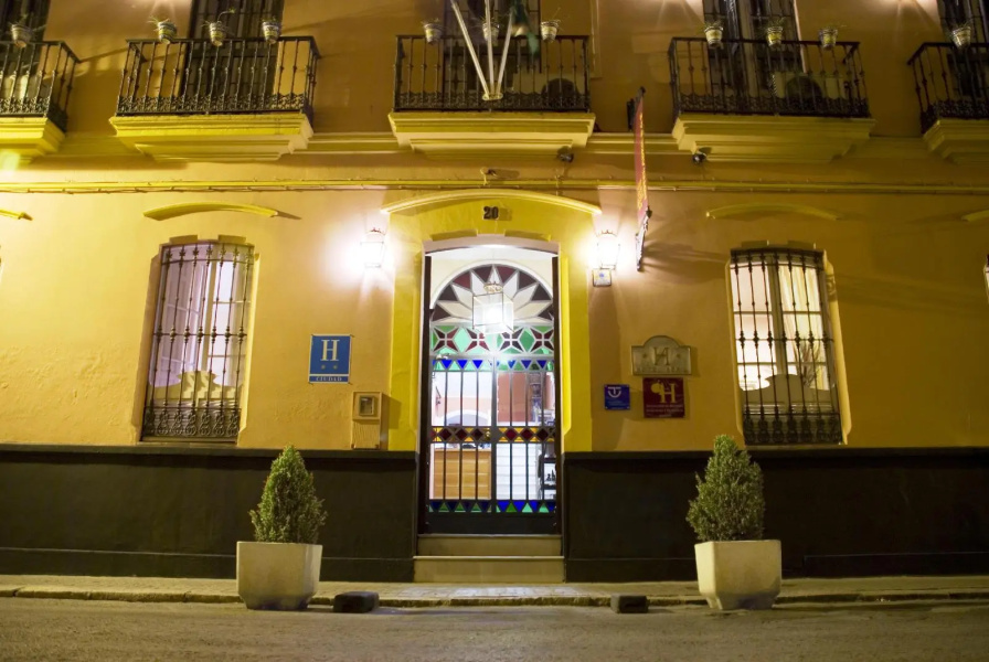 Abril Hotel