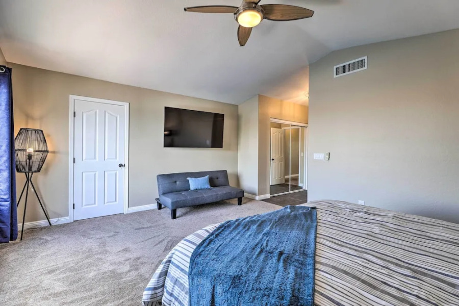 Beautiful Lakefront Peoria Home w/ Community Pool