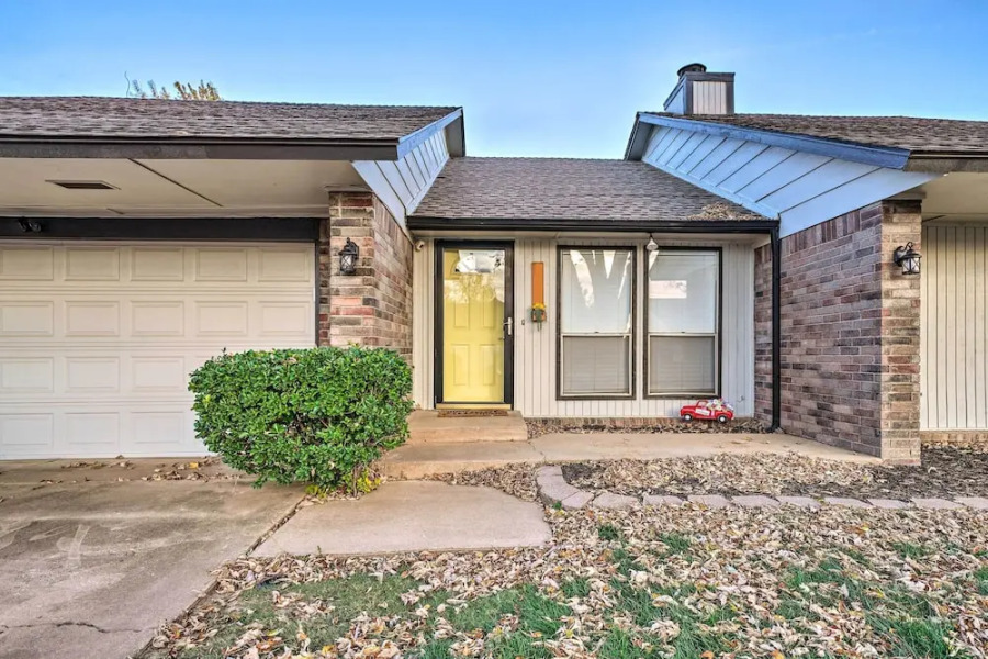 Home w/ Screened Porch ~ 10 Miles to Dtwn Okc!