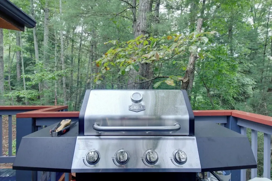 Charming Blue Ridge Mountain Cabin w/ Hot Tub