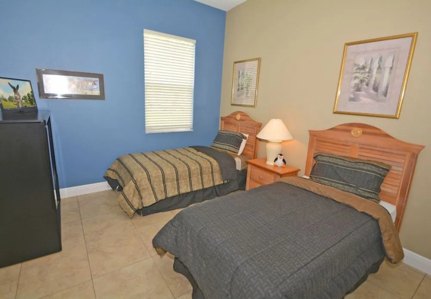 100HC Holly Corner 5 Br villa by RedAwning