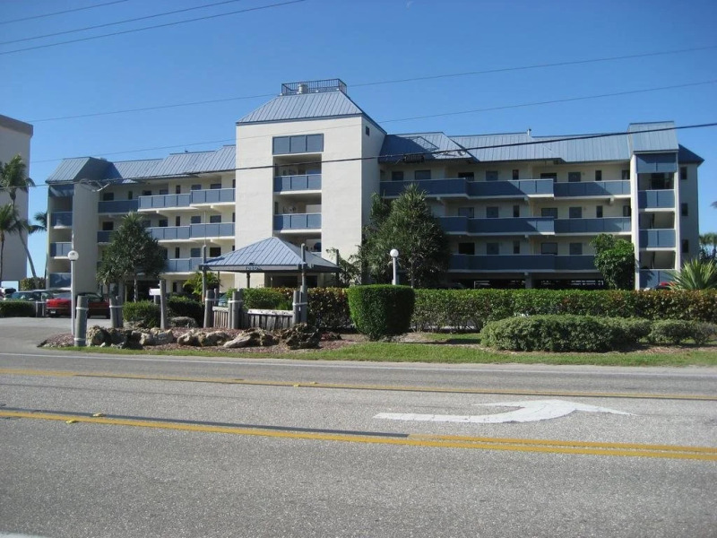 Mariners Boathouse and Beach Resort