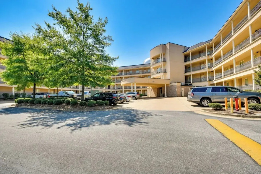 Auburn Retreat w/ Balcony - Walk to Campus!