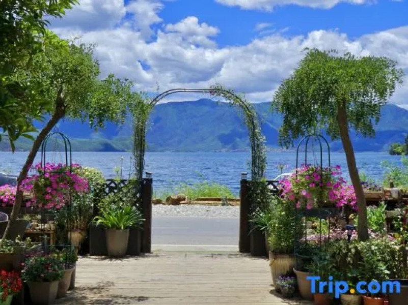 Lugu Lake Cloud - Sea Stacked Courtyard