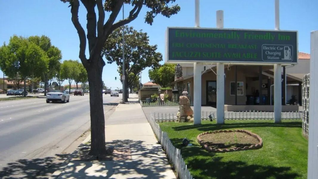 Solaire Inn & Suites