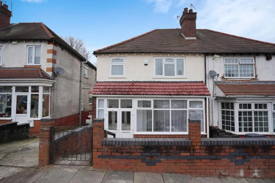 BIRMINGHAM HAGLEY WEST HOUSE, 5 bedrooms with 7 BEDS, 3x doubles beds, 4x singles beds,2 toilets,2 bathrooms,2 toilets, sleeps 7-10 people great motorway links M5 M6 M42 A38 A34