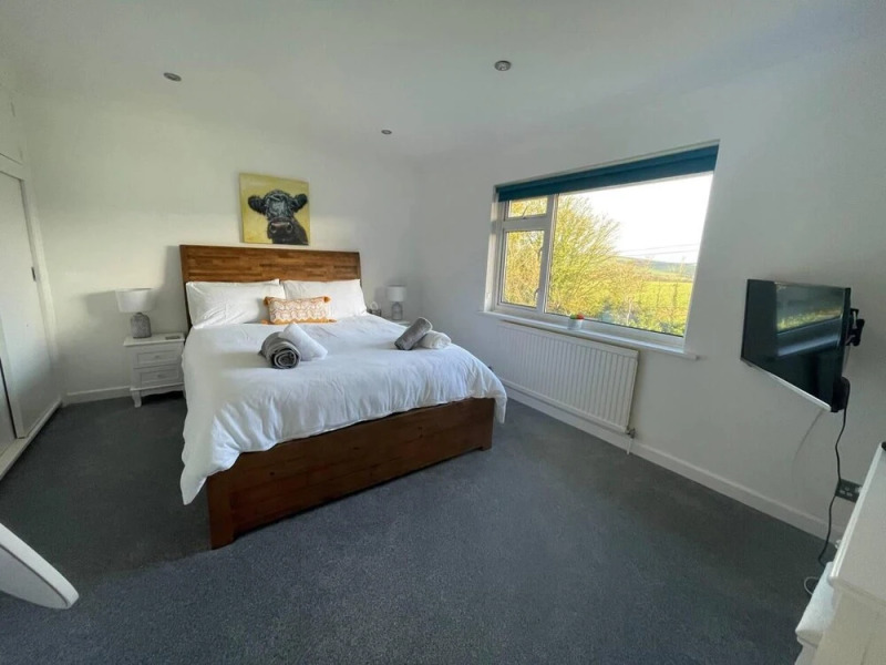 Luxury 5-bed House With Tennis Court & Games Room