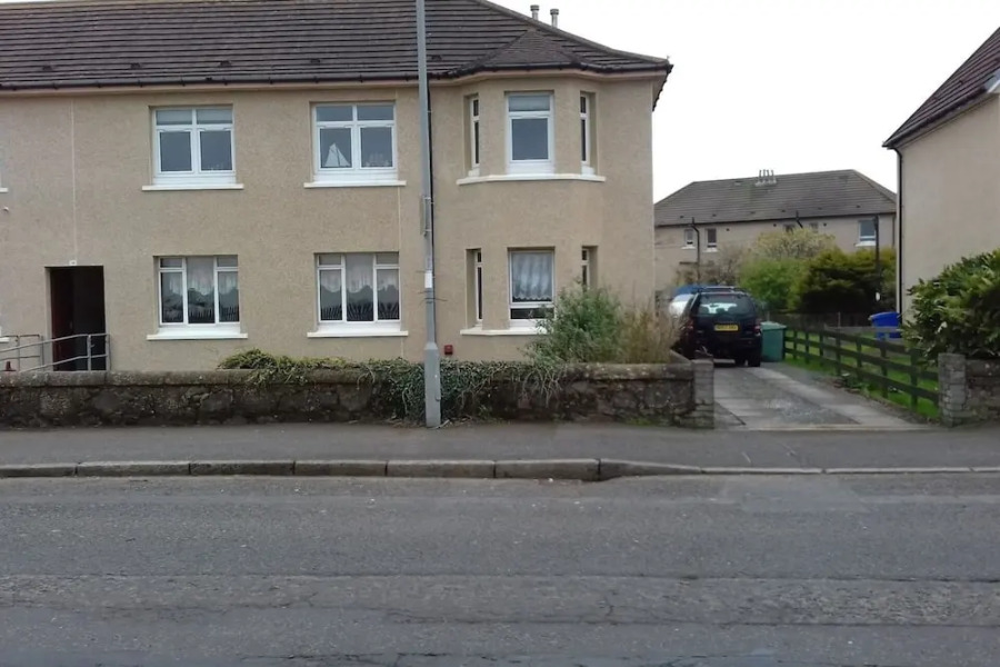 Marina View, Lovely Upper 3 Bedroom Apartment