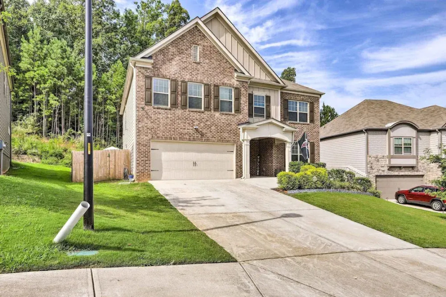 Elegant Home ~ 20 Mi to Downtown Atlanta: Pets OK!