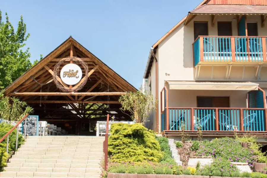 Fészek -Étel és Hotel-