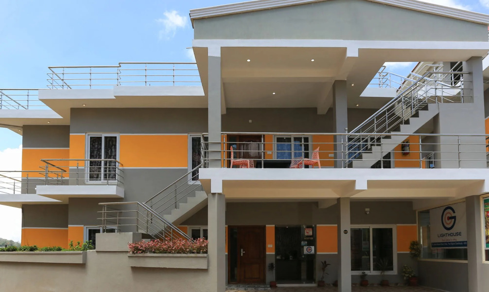 Treebo Light House, 900 Mtrs From Botanical Garden