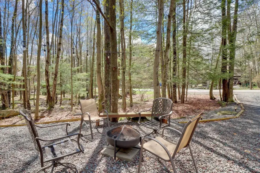 6 Mi to Lake Wallenpaupack: Poconos Getaway!