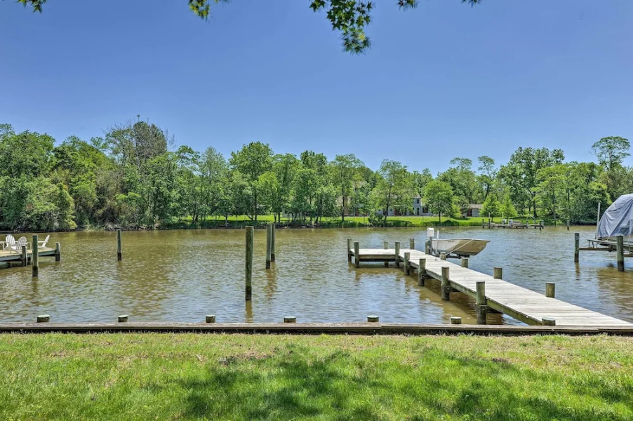 Waterfront Annapolis Home: Fire Pit & Fishing Pier