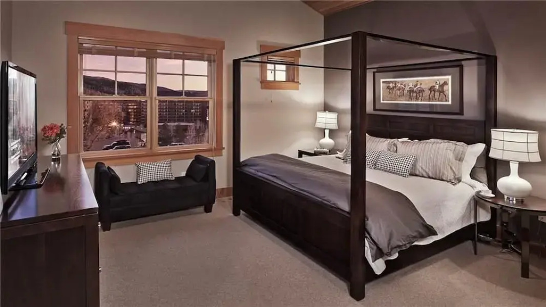 Sunshine Peak Chalet 4 BedroomHoliday home By Moving Mountains