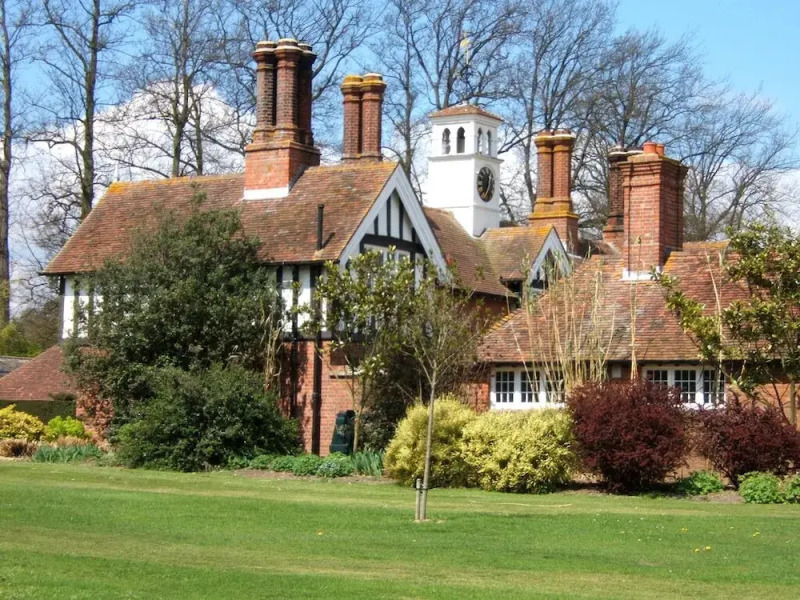 London Beach Country Hotel