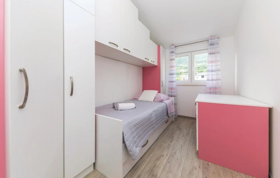 Beautiful Apartment in Kastel Stari With 4 Bedrooms, Wifi and Outdoor Swimming Pool