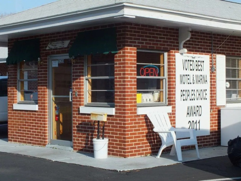 Little Riverside Motel & Marina