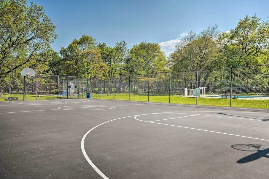 Albrightsville Retreat: Walk to Community Lake!