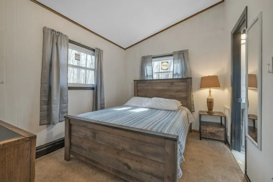 Nostalgic & Cozy Cabin: Steps To Pines Lake! Pet Friendly! 2 Bedroom Cabin by Redawning