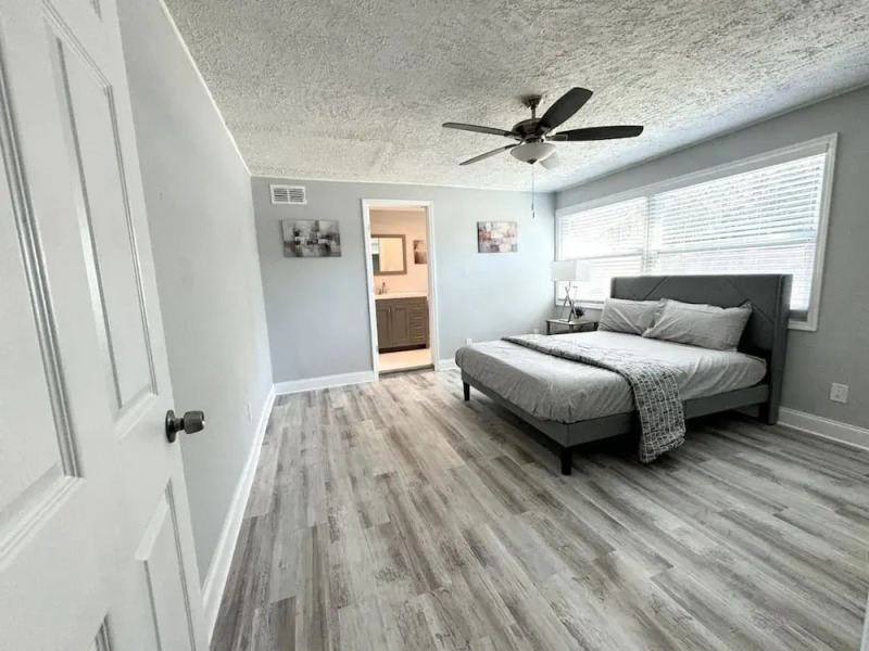 New Fresh House in Seminole Close to Beach