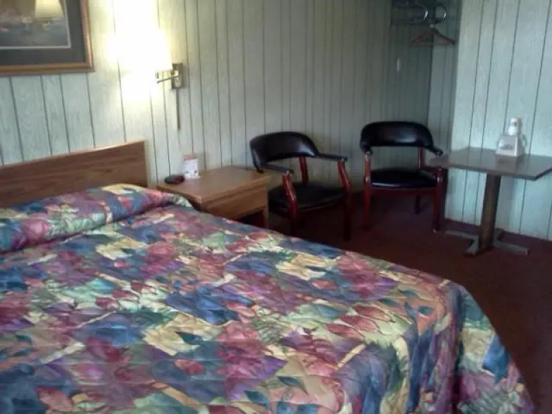 Budget Host Parkway Motel