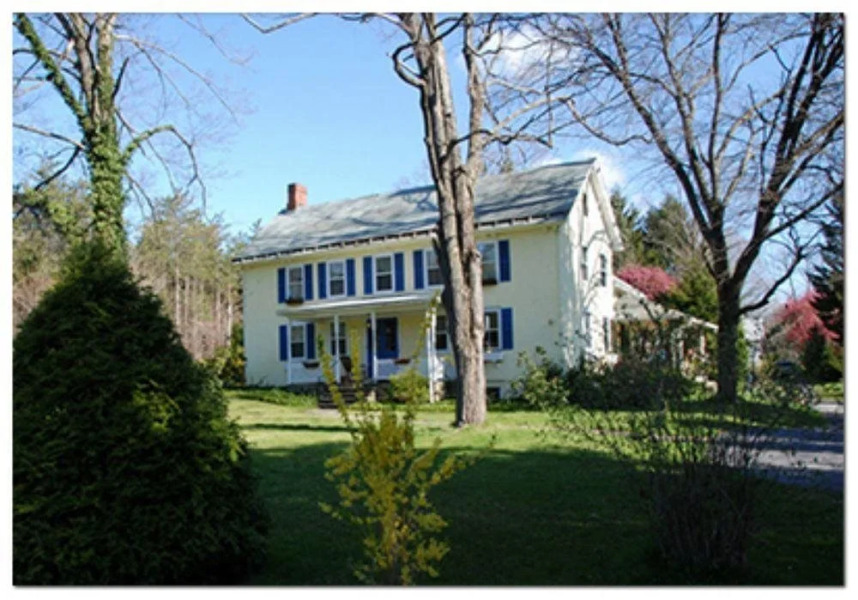 Le Petit Chateau Inn