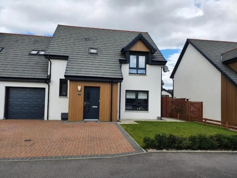 4-bed House in Elgin, Optional fee for hot tub