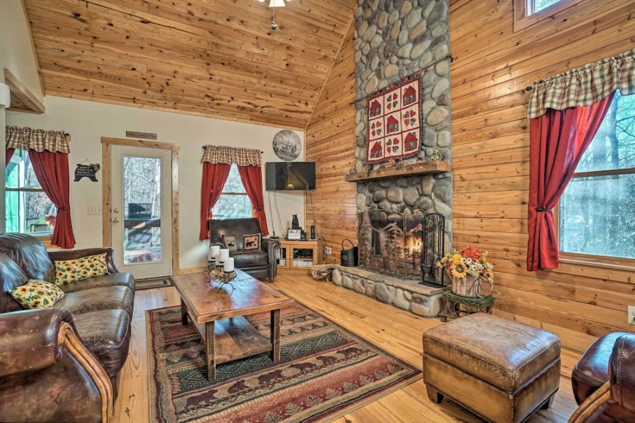 Outdoor Adventure - Charming Cabin w/ Hot Tub
