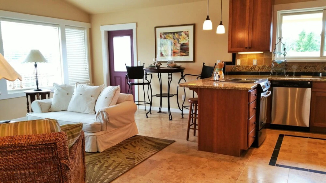 Silver Beach Lakeside Suite - One Bedroom Apartment