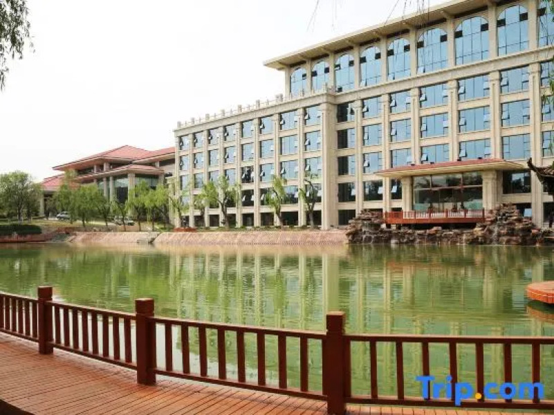 Swan Lake International Hotel