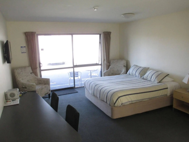 Bay Crest Motor Lodge