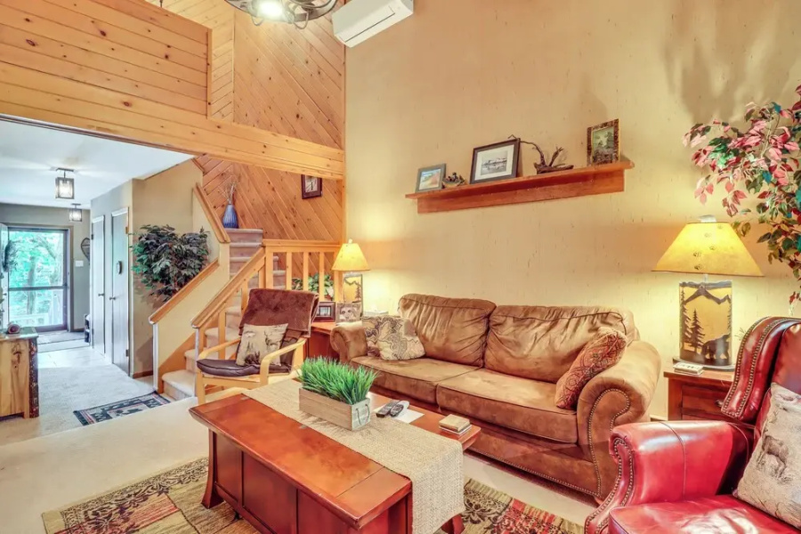 Walk to Restaurants: Lake Harmony Townhome!