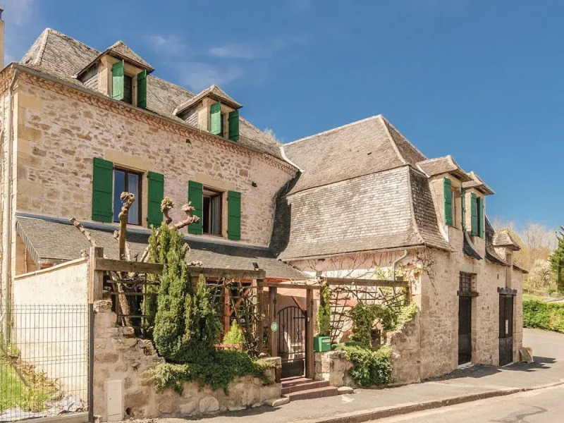 Elegant House With Heated Pool and Sauna