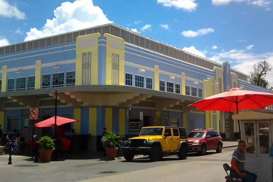 King bed, cozy one-bedroom apartment/ private deck