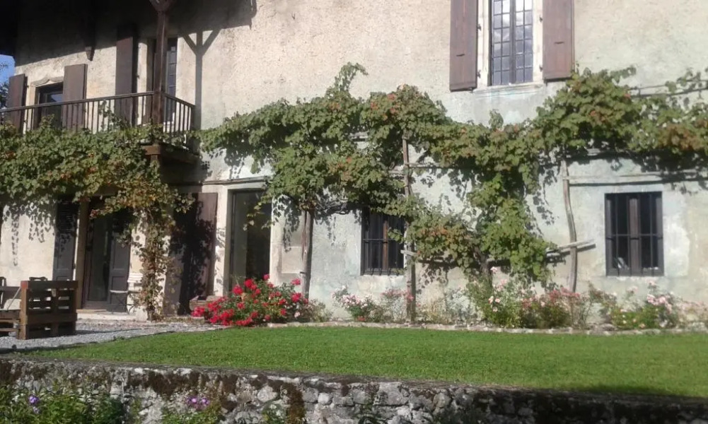 Villa monument historique au bord du lac - 12 pers