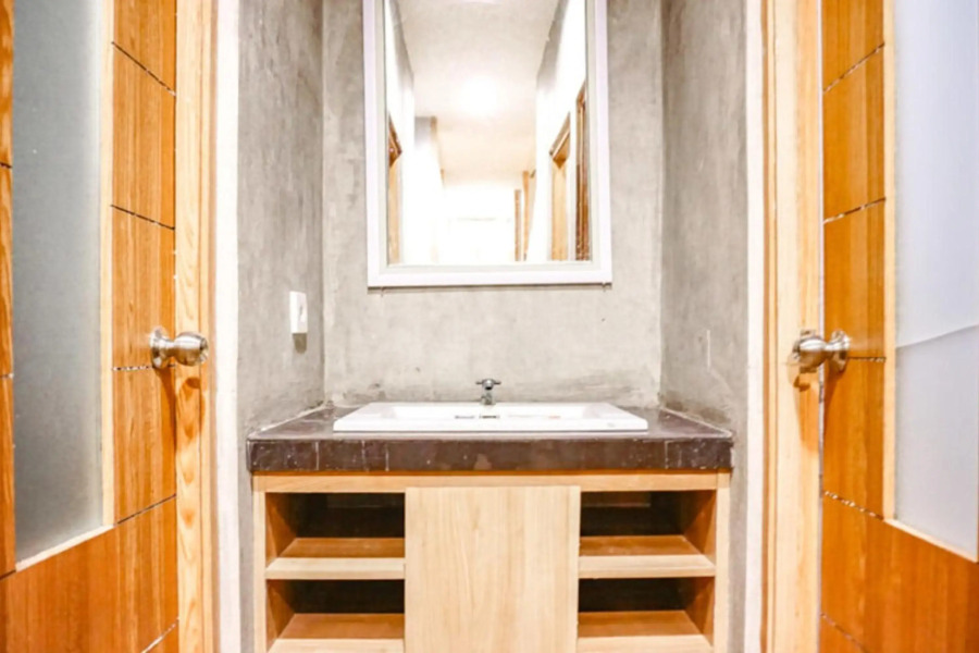 RedDoorz near Lippo Mall 2