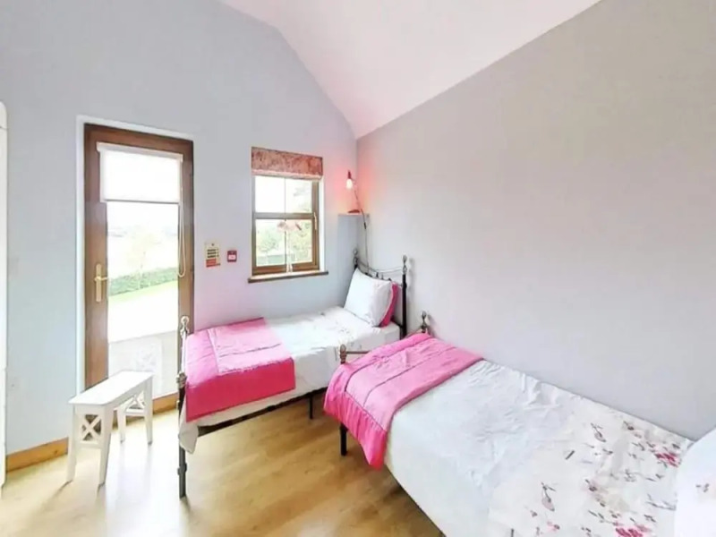 Twin Room Ensuite Near Hillsborough Palaces