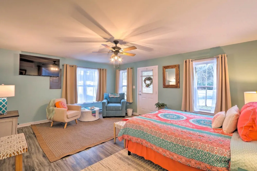 Unwind Fireside! Poconos Cottage 12 Mi to Slopes