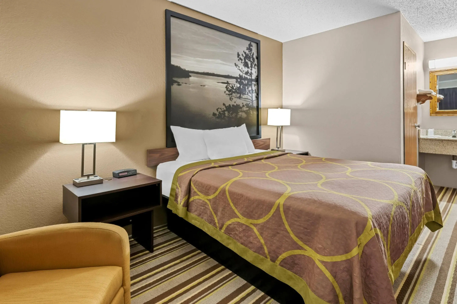 Super 8 by Wyndham Blue Earth