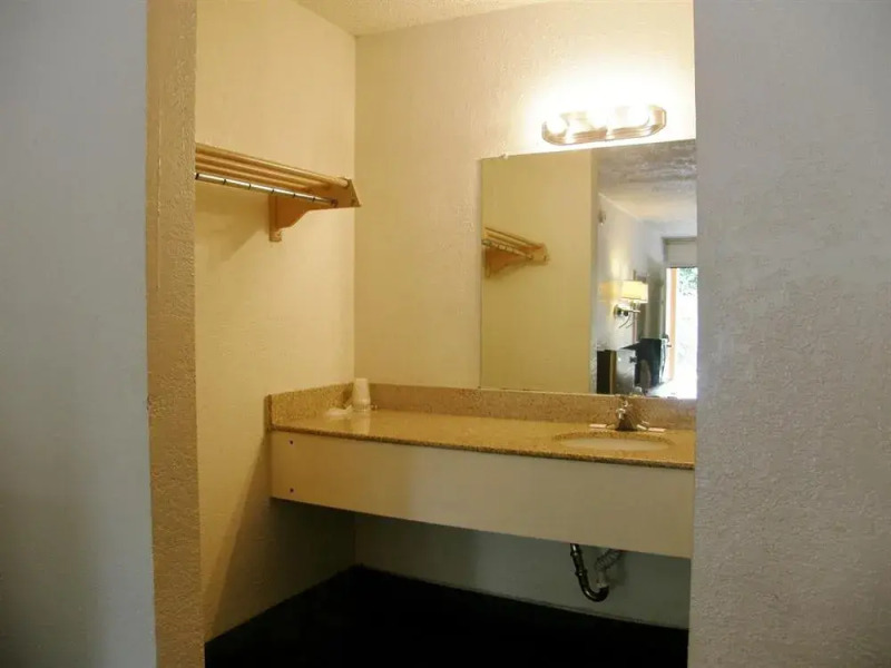 The Economy Inn - Wesley Chapel