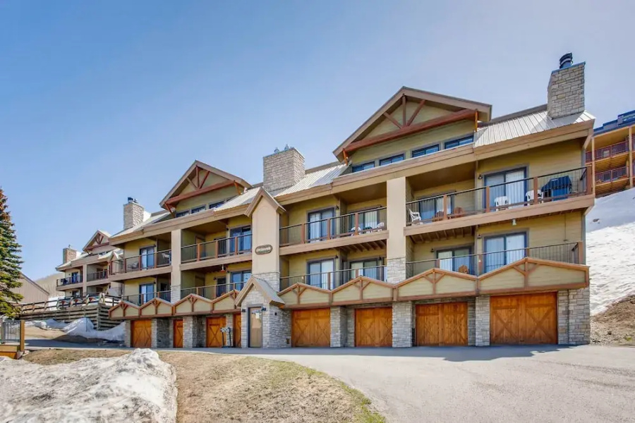 Unique, Mountain 4 Br  4 Bedroom Condo - No Cleaning Fee! by RedAwning