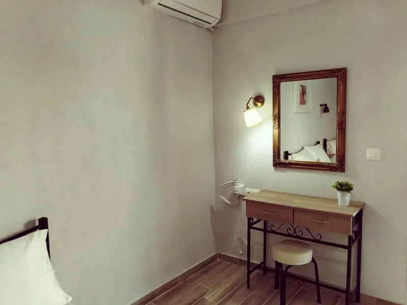 Gatos Village Studios & Apartments