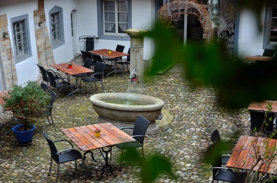 Zur Waag