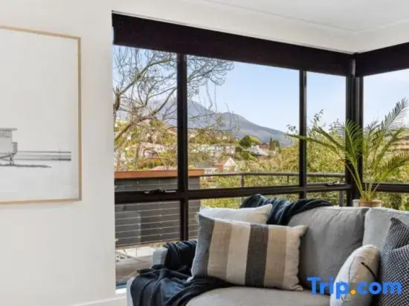 Lipscombe Mt Wellington view luxury house