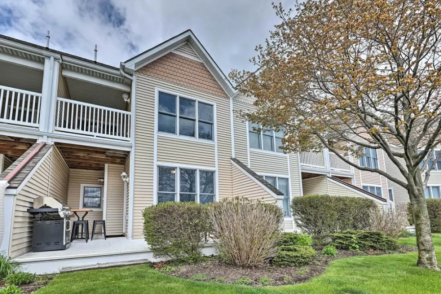 Bright Manistee Condo w/ Beach + Pool Access!