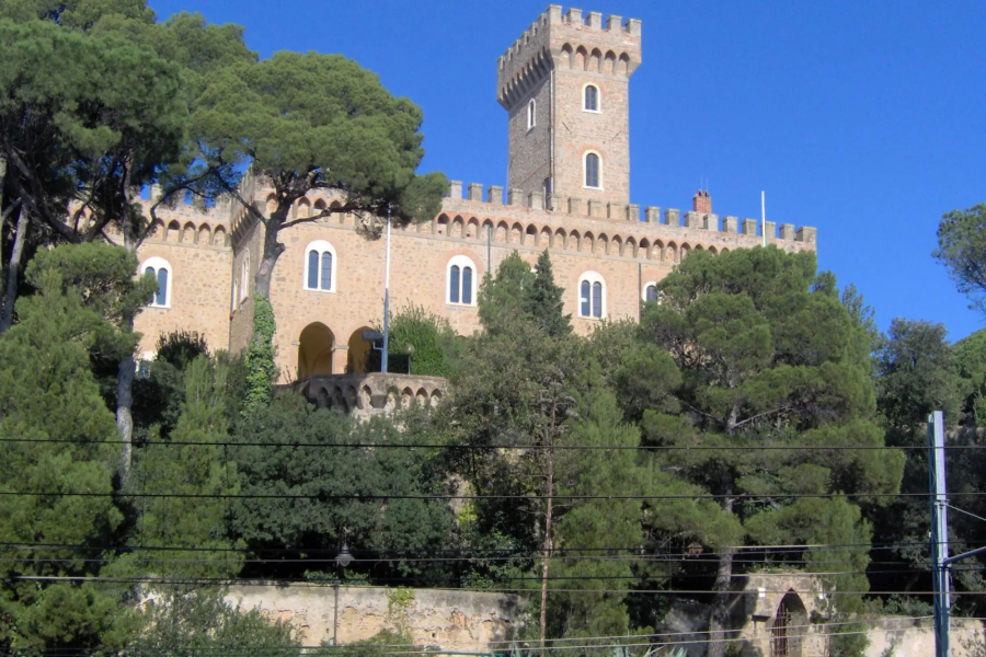 On the sea with a big terrace with seaview. Parking . SMALL SIZE ANIMALS CAN BE ALLOWED ON REQUEST.-AS 24 - MANNELLI