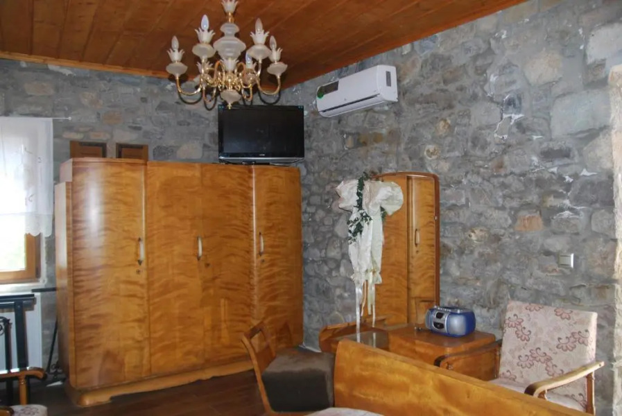 Chora Samothrakis, House with courtyard