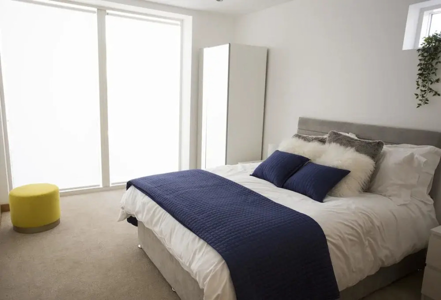 4 bed beach house with hot tub