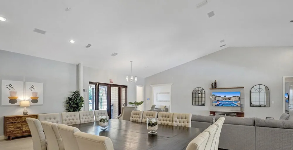 8-BR with Pool & Mini-golf & Soccer